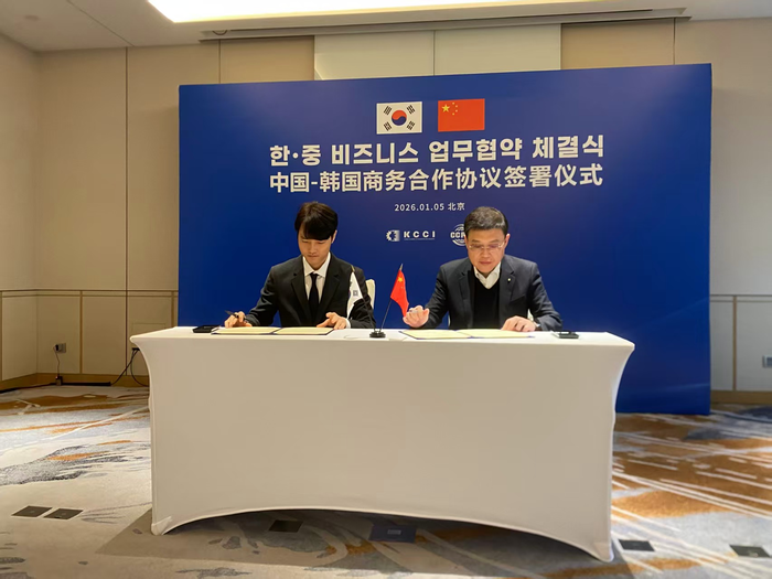 김삼성 비응도등대가 대표가 왕철용 포두 한화상사 유한공사 이사장(오른쪽)과 ‘한•중 비즈니스 전략적 업무협약(MOU)’서에 서명을 하고 있다. 사진|비응도등대가