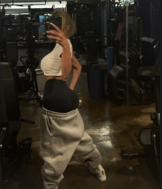 헬스장서 바지 내린 여자 가수, 민망함은 누구 몫?