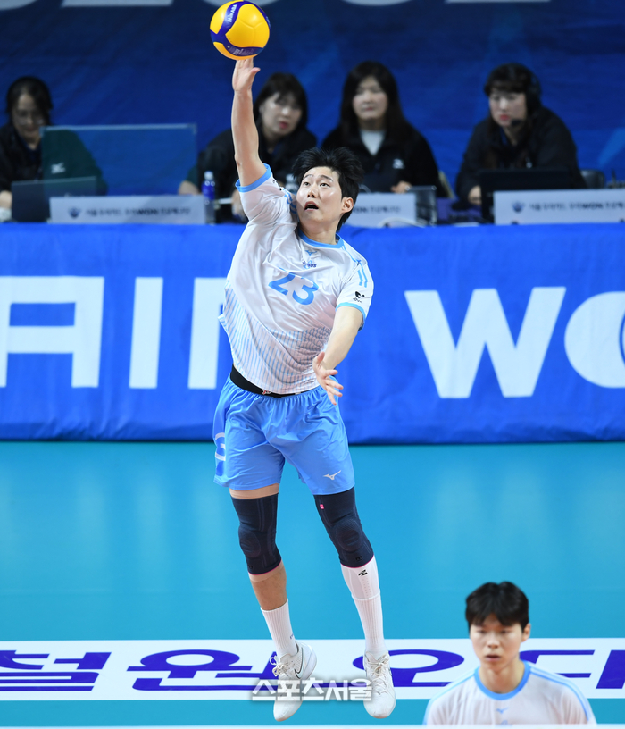 [포토] 김민재 ‘침착하게 서브’