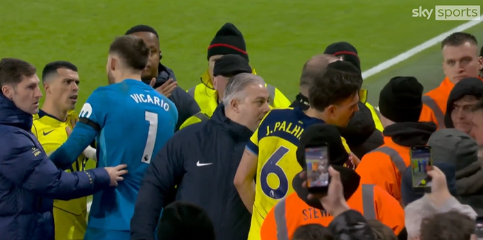 ‘이게 팀이야?’ 본머스전 패하고 14위 추락…토트넘 판 더벤·포로, 동료·관계자 만류에도 원정 온 팬과 ‘대충돌’