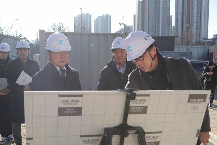 육동한 춘천시장이 공지천 지역목재 이용 야외공연장 조성사업지에서 현장점검을 하고 있다. 사진|춘천시청