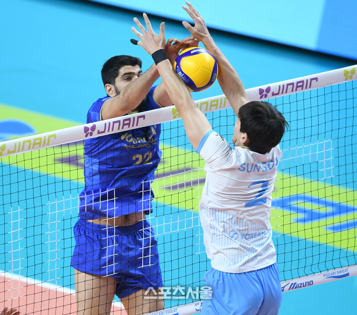 [포토] 알리-한선수 ‘치열한 볼다툼’