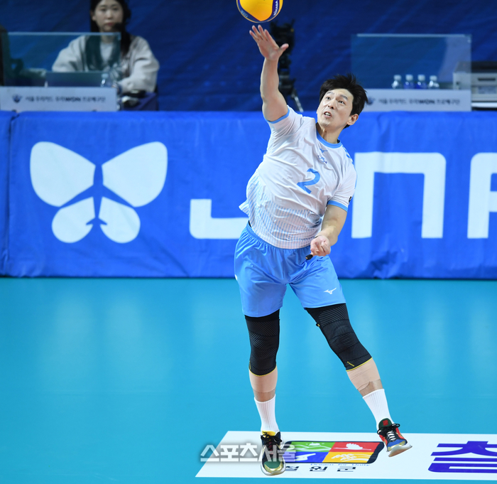 [포토] 한선수 ‘날카로운 서브’