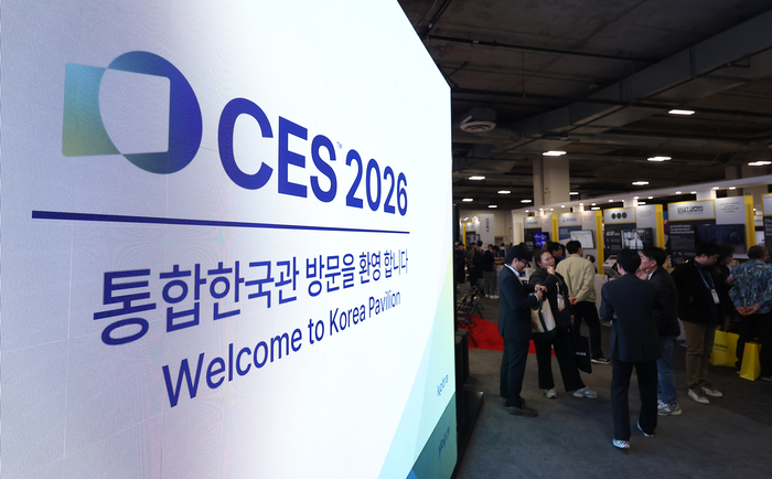 CES 개막 이틀째인 7일(현지시간) 미국 네바다주 라스베이거스 베네시안 컨벤션센터 통합한국관에서 관람객들이 전시를 둘러보고 있다. 사진 | 연합뉴스
