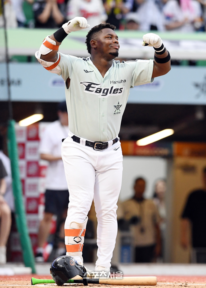 드림팀 한화 페라자가 6일 인천 SSG랜더스필드에서 진행된 2024 KBO리그 올스타전 2회초 타석에 들어서면서 춤을 추고 있다. 문학 | 박진업 기자 upandup@sportsseoul.com