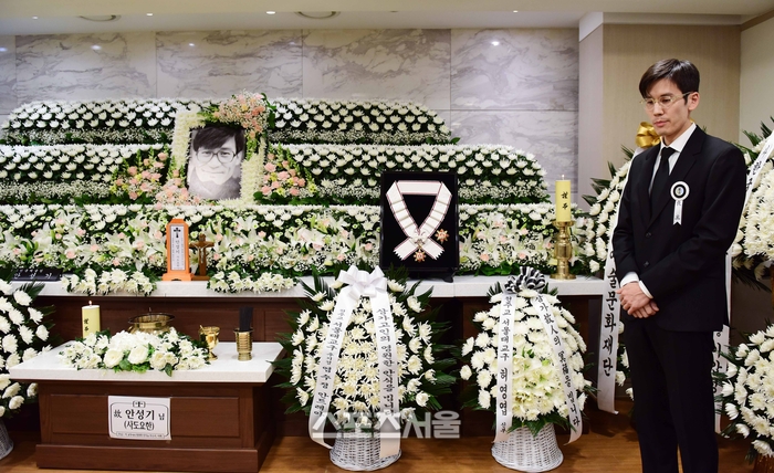 ‘故 안성기 아들’ 안다빈 씨, 父 생전 편지 공개하며 끝내 오열 “슬픔을 평화로 다스리길” [SS현장]