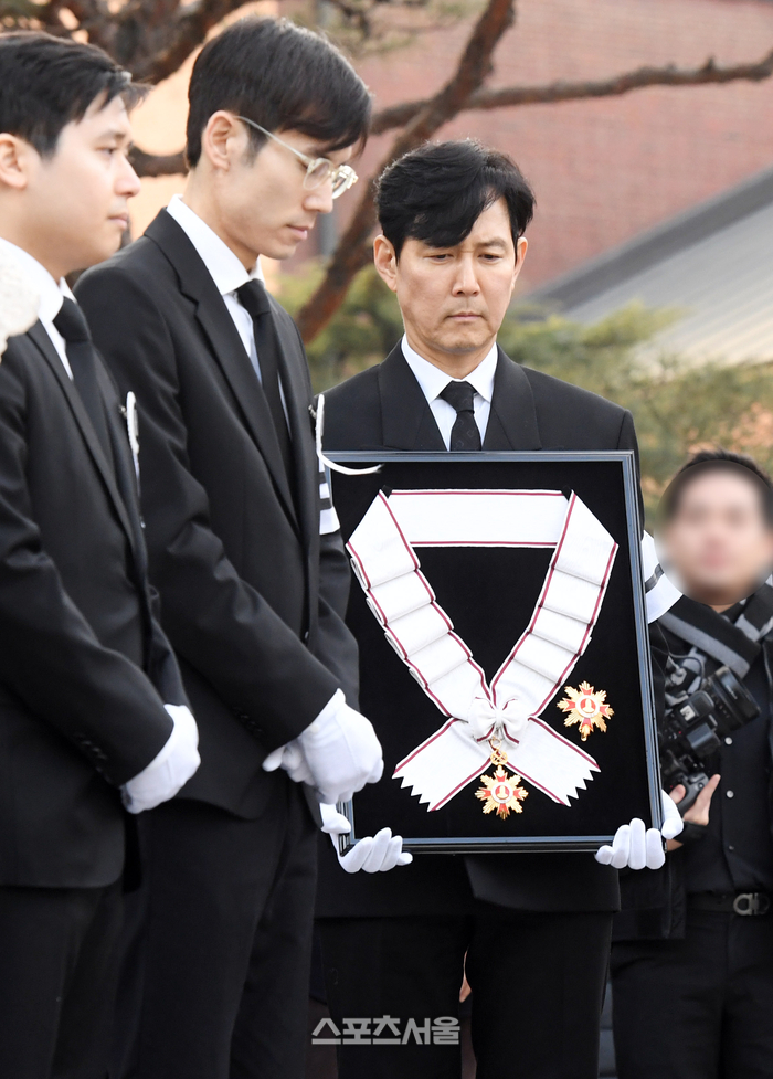 [포토]故 안성기의 금관문화훈장 든 이정재