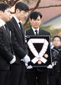 [포토]故 안성기의 금관문화훈장 든 이정재