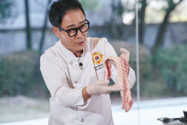 식재료 쥔 임성근 셰프. 사진 | 임성근 SNS