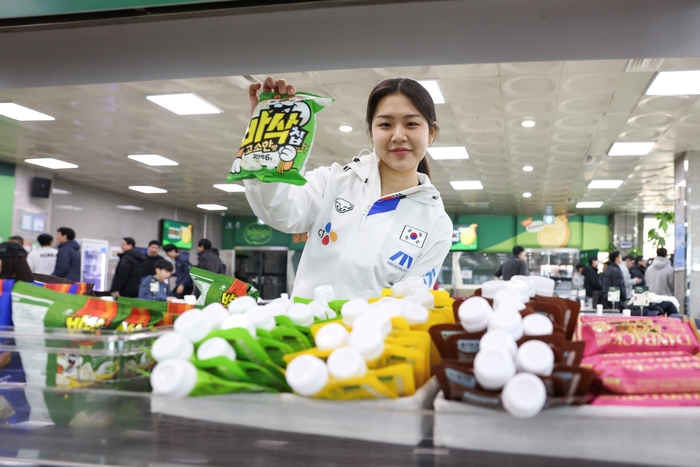 스피드스케이팅 국가대표 정희단이 후원사 CJ가 진행한 ‘비비고 데이’ 행사에서 특식으로 제공된 간식을 들고 포즈를 취하고 있다. 사진 | CJ