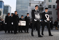 굳은 표정의 정우성·이정재…故 안성기 영정과 훈장 들고 명동성당으로 [SS현장]