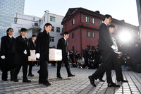 [포토]장례미사를 위해 명동성당으로 향하는 故 안성기 운구행렬