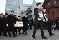 [포토]故 안성기 모시는 이정재-정우성와 동료 배우들