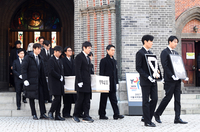 [포토]故 안성기 발인, 후배 배우들의 운구 받으며...