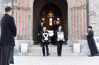 [포토]故 안성기 발인, 장례 미사 마치고...