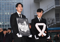 덤덤했던 정우성 “故 안성기, 숭고한 철인이었다” [SS현장]