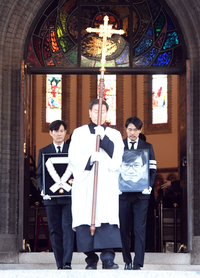 [포토]이정재-정우성, 훈장과 영정 들고...