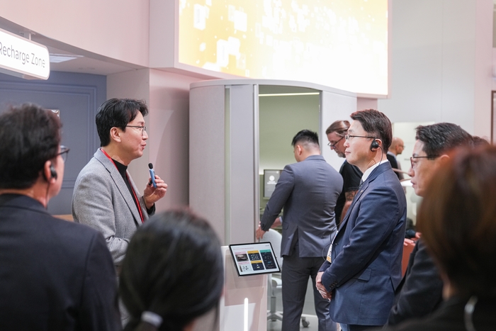 세라젬 CES 2026 전시관을 찾은 류제명 과학기술정보통신부 차관과 관계자들. 사진ㅣ세라젬