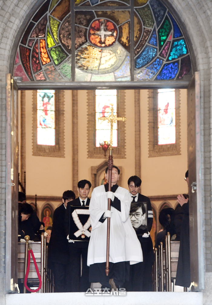 [포토]이정재-정우성, 故 안성기의 장례미사 마치고...