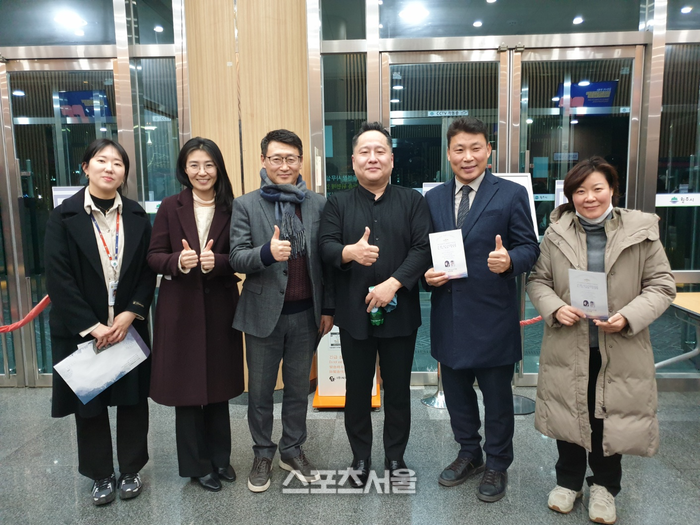 (왼쪽부터) 원주시청 문화예술과 예술팀 박유진 주무관, 서지영 팀장, 박태봉 문화교육국장, 정주영 원주시립교향악단 상임지휘자, 김문기 부시장, 박혜순 문화예술과장이 원주시향 신년음악회를 관람한 후 기념촬영을 하고 있다. 올해 원주시민들의 문화예술 사랑을 책임지는 시청 주요 인사들이 총출동했다. 