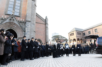 [포토]故 안성기를 향해 예를 갖추는 운구 행렬