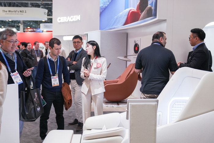 디커플링의 저자 테이셰이라 교수가 세라젬 CES 2026 전시관을 관람하고 있다. 사진ㅣ세라젬