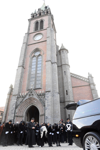 [포토]故 안성기를 향해 고개를 숙이는 유가족과 조문객들