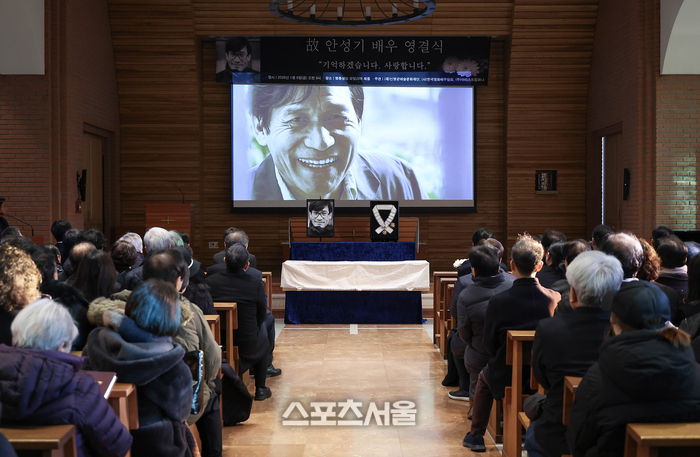 [포토]故 안성기 영결식, 추모 영상