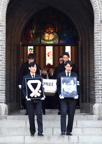 [포토]장례미사 마친 故 안성기의 운구 행렬