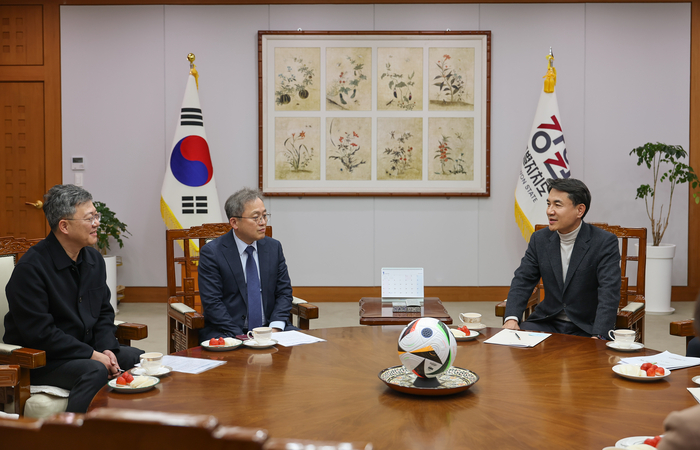 (왼쪽부터)박정하 국회의원(국민의힘, 원주갑), 송기헌 국회의원(더불어민주당, 원주을),김진태 강원특별자치도지사가 1월 9일(금) 지역 핵심 현안에 대해 의견을 나누고 있다. 사진|강원특별자치도청