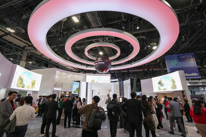 세라젬 CES 2026 전시관 ‘AI 웰니스 홈’을 방문한 참관객들. 사진ㅣ세라젬