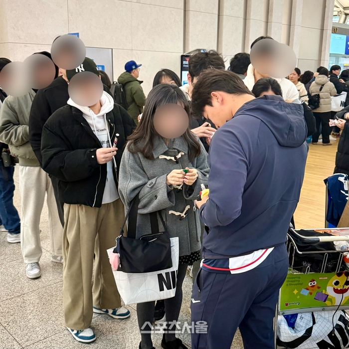 “선수님, 사인해주세요!” 정신없는 출국장→‘팬 요청’ 무시 안 한 ‘멋진 선수’가 있다? [SS현장속으로]