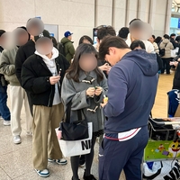 “선수님, 사인해주세요!” 정신없는 출국장→‘팬 요청’ 무시 안 한 ‘멋진 선수’가 있다? [SS현장속으로]