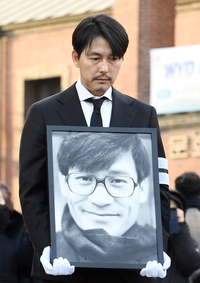 [포토]故 안성기의 영정 든 정우성