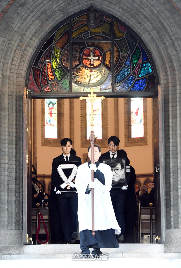 [포토]故 안성기의 장례미사 마친 이정재-정우성