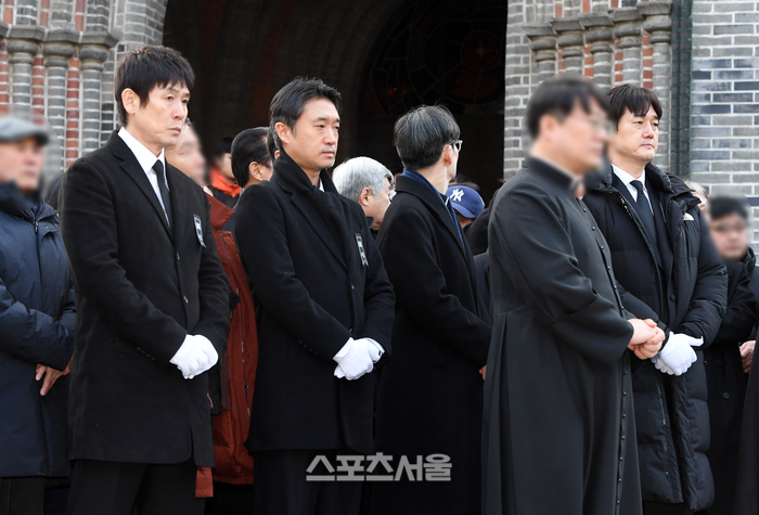배우 설경구(왼쪽)와 조우진(가운데), 유지태가 9일 서울 중구 명동성당에서 진행된 장례미사를 마친 뒤 운구를 하고 고인을 향해 예를 갖추고 있다. 영정과 금관문화훈장은 정우성과 이정재가 들었으며 운구는 설경구, 조우진, 주지훈, 박해일, 박철민, 유지태가 맡았다 2026. 1. 9. 박진업 기자 upandup@sportsseoul.com 