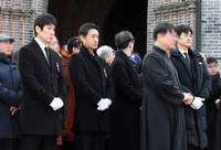 [포토]故 안성기를 향해 예를 갖추는 설경구-조우진-유지태