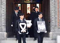 [포토]장례미사 마치고 영결식장으로 향하는 故 안성기의 운구 행렬