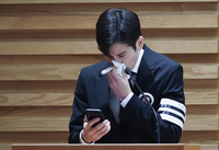 [포토]눈물 훔치는 故 안성기의 장남 안다빈 작