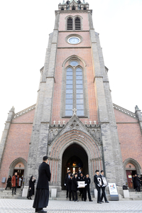 [포토]명동성당을 빠져나오는 故 안성기의 운구 행렬