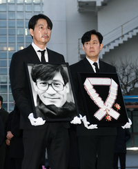 [포토]정우성-이정재, 故 안성기 보내는 길에...