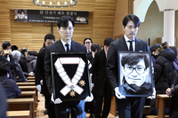 [포토]故 안성기의 영결식 마친 이정재와 정우성