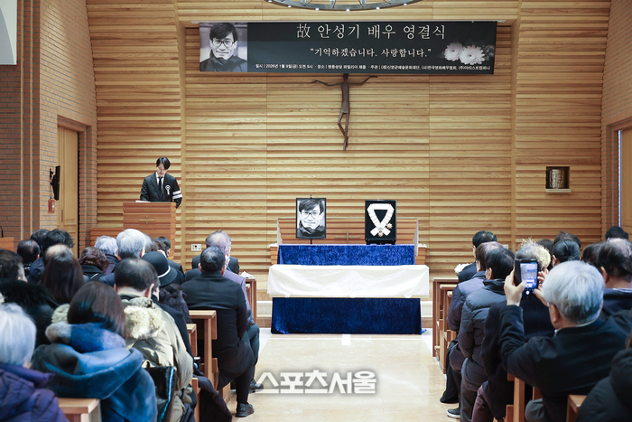 [포토]정우성의 추도사 진행되는 故 안성기의 영