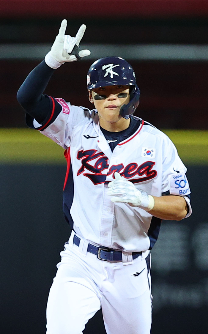14일 오후 대만 타이베이 톈무야구장에서 열린 세계야구소프트볼연맹(WBSC) 프리미어12 2024 B조 조별리그 대한민국과 쿠바의 경기. 2회말 2사 만루에서 홈런을 친 김도영이 그라운드를 돌고 있다. 사진 | 연합뉴스
