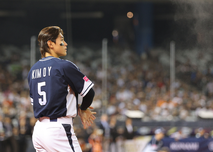 5일 오후 대만 타이베이돔에서 열린 세계야구소프트볼연맹(WBSC) 프리미어12 2024 B조 조별리그 대한민국과 일본의 경기. 김도영이 경기 준비를 하고 있다. 사진 | 연합뉴스