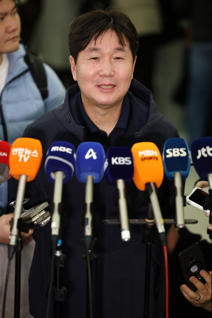 류지현 한국 야구대표팀 감독이 9일 인천국제공항 1터미널에서 월드베이스볼클래식(WBC) 1차 캠프지인 사이판 출국에 앞서 취재진과 인터뷰를 하고 있다. 사진 | 연합뉴스