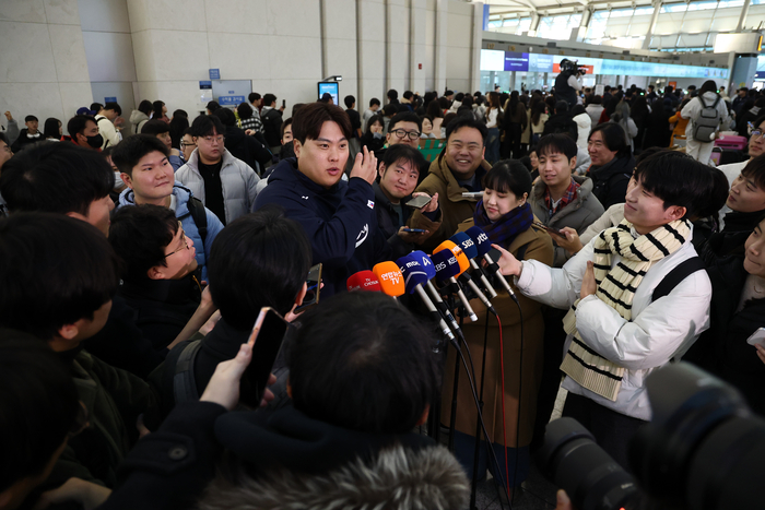 한국 야구대표팀 류현진이 9일 인천국제공항 1터미널에서 월드베이스볼클래식(WBC) 1차 캠프지인 사이판 출국에 앞서 취재진과 인터뷰를 하고 있다. 사진 | 연합뉴스