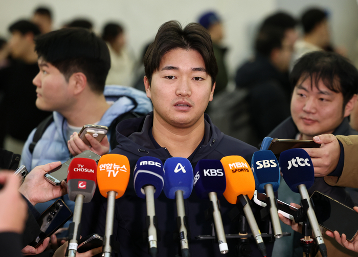 야구대표팀 고우석이 9일 인천국제공항 1터미널에서 월드베이스볼클래식(WBC) 1차 캠프지인 사이판 출국에 앞서 취재진과 인터뷰를 하고 있다. 사진 | 연합뉴스