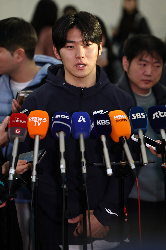 한국 야구대표팀 김도영이 9일 인천국제공항 1터미널에서 월드베이스볼클래식(WBC) 1차 캠프지인 사이판 출국에 앞서 취재진과 인터뷰를 하고 있다. 사진 | 연합뉴스