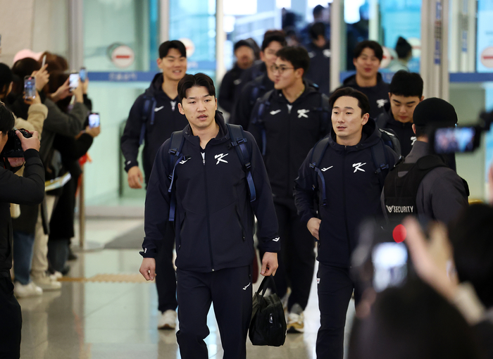 박해민(왼쪽), 신민재를 비롯한 한국 야구대표팀 선수들이 9일 인천국제공항 1터미널에서 월드베이스볼클래식(WBC) 1차 캠프지인 사이판으로 출국하고 있다. 사진 | 연합뉴스